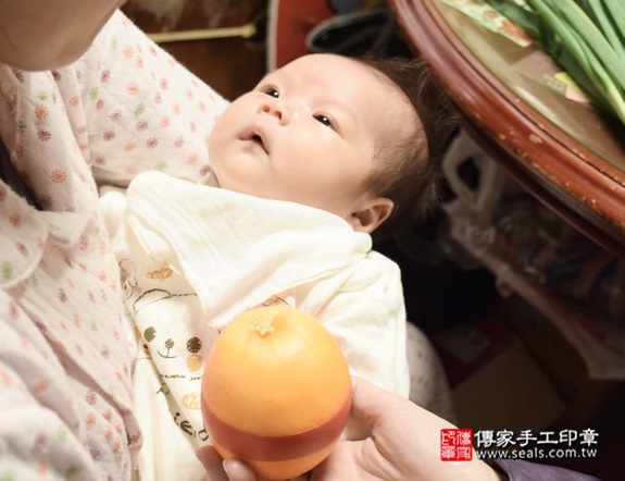 剃胎毛、滿月剃頭、嬰兒剃頭、嬰兒理髮、嬰兒剃髮、嬰兒剃胎毛、嬰兒滿月剃頭、寶寶剃頭、剃胎毛儀式、剃胎毛吉祥話、滿月剃頭儀式、滿月剃頭吉祥話、寶寶剃胎毛、寶寶滿月剃頭理髮、 新北永和區剃胎毛、新北永和區滿月剃頭、 新北永和區嬰兒剃頭剃胎毛、新北永和區嬰兒理髮、新北永和區嬰兒剃髮、呂寶寶(新北永和區到府嬰兒寶寶滿月剃頭理髮、免費到府嬰兒剃胎毛儀式吉祥話)。到府剃頭剃胎毛主持、專業拍照、DVD光碟、證書。★購買「臍帶章、肚臍章、胎毛筆刷印章」贈送：剃頭、收涎、抓周，三選一。2016.01.05 照片9