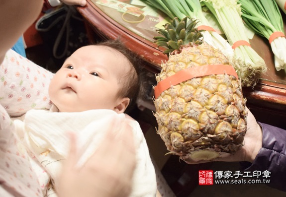 剃胎毛、滿月剃頭、嬰兒剃頭、嬰兒理髮、嬰兒剃髮、嬰兒剃胎毛、嬰兒滿月剃頭、寶寶剃頭、剃胎毛儀式、剃胎毛吉祥話、滿月剃頭儀式、滿月剃頭吉祥話、寶寶剃胎毛、寶寶滿月剃頭理髮、 新北永和區剃胎毛、新北永和區滿月剃頭、 新北永和區嬰兒剃頭剃胎毛、新北永和區嬰兒理髮、新北永和區嬰兒剃髮、呂寶寶(新北永和區到府嬰兒寶寶滿月剃頭理髮、免費到府嬰兒剃胎毛儀式吉祥話)。到府剃頭剃胎毛主持、專業拍照、DVD光碟、證書。★購買「臍帶章、肚臍章、胎毛筆刷印章」贈送：剃頭、收涎、抓周，三選一。2016.01.05 照片14