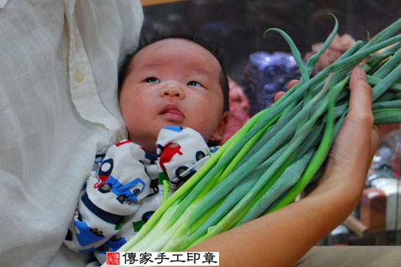 邱寶寶(新北永和區嬰兒寶寶滿月剃頭理髮、免費嬰兒剃胎毛儀式吉祥話)。中國風會場，爸媽寶貝免費穿「日中韓」古裝禮服。專業拍照、DVD光碟、證書。★購買「臍帶章、肚臍章、胎毛筆刷印章」贈送：剃頭、收涎、抓周，三選一。 2015.08.16 照片12