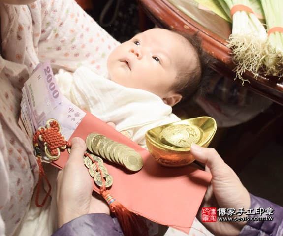 剃胎毛、滿月剃頭、嬰兒剃頭、嬰兒理髮、嬰兒剃髮、嬰兒剃胎毛、嬰兒滿月剃頭、寶寶剃頭、剃胎毛儀式、剃胎毛吉祥話、滿月剃頭儀式、滿月剃頭吉祥話、寶寶剃胎毛、寶寶滿月剃頭理髮、 新北永和區剃胎毛、新北永和區滿月剃頭、 新北永和區嬰兒剃頭剃胎毛、新北永和區嬰兒理髮、新北永和區嬰兒剃髮、呂寶寶(新北永和區到府嬰兒寶寶滿月剃頭理髮、免費到府嬰兒剃胎毛儀式吉祥話)。到府剃頭剃胎毛主持、專業拍照、DVD光碟、證書。★購買「臍帶章、肚臍章、胎毛筆刷印章」贈送：剃頭、收涎、抓周，三選一。2016.01.05 照片15