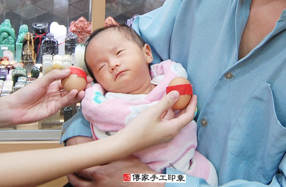 簡寶寶(新北永和區嬰兒寶寶滿月剃頭理髮、免費嬰兒剃胎毛儀式吉祥話)。中國風會場，爸媽寶貝免費穿「日中韓」古裝禮服。專業拍照、DVD光碟、證書。★購買「臍帶章、肚臍章、胎毛筆刷印章」贈送：剃頭、收涎、抓周，三選一。 2015.11.01 照片3