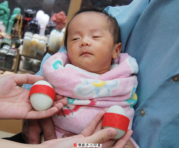 簡寶寶(新北永和區嬰兒寶寶滿月剃頭理髮、免費嬰兒剃胎毛儀式吉祥話)。中國風會場，爸媽寶貝免費穿「日中韓」古裝禮服。專業拍照、DVD光碟、證書。★購買「臍帶章、肚臍章、胎毛筆刷印章」贈送：剃頭、收涎、抓周，三選一。 2015.11.01 照片4