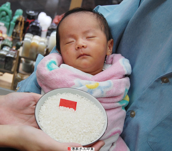 簡寶寶(新北永和區嬰兒寶寶滿月剃頭理髮、免費嬰兒剃胎毛儀式吉祥話)。中國風會場，爸媽寶貝免費穿「日中韓」古裝禮服。專業拍照、DVD光碟、證書。★購買「臍帶章、肚臍章、胎毛筆刷印章」贈送：剃頭、收涎、抓周，三選一。 2015.11.01 照片6