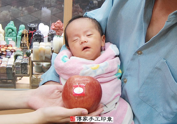 簡寶寶(新北永和區嬰兒寶寶滿月剃頭理髮、免費嬰兒剃胎毛儀式吉祥話)。中國風會場，爸媽寶貝免費穿「日中韓」古裝禮服。專業拍照、DVD光碟、證書。★購買「臍帶章、肚臍章、胎毛筆刷印章」贈送：剃頭、收涎、抓周，三選一。 2015.11.01 照片9