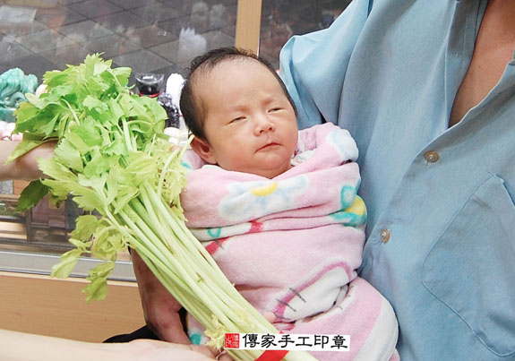 簡寶寶(新北永和區嬰兒寶寶滿月剃頭理髮、免費嬰兒剃胎毛儀式吉祥話)。中國風會場，爸媽寶貝免費穿「日中韓」古裝禮服。專業拍照、DVD光碟、證書。★購買「臍帶章、肚臍章、胎毛筆刷印章」贈送：剃頭、收涎、抓周，三選一。 2015.11.01 照片10