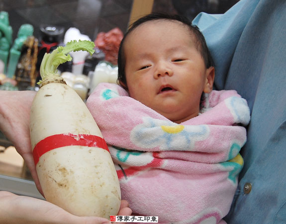 簡寶寶(新北永和區嬰兒寶寶滿月剃頭理髮、免費嬰兒剃胎毛儀式吉祥話)。中國風會場，爸媽寶貝免費穿「日中韓」古裝禮服。專業拍照、DVD光碟、證書。★購買「臍帶章、肚臍章、胎毛筆刷印章」贈送：剃頭、收涎、抓周，三選一。 2015.11.01 照片13