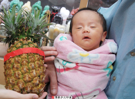 簡寶寶(新北永和區嬰兒寶寶滿月剃頭理髮、免費嬰兒剃胎毛儀式吉祥話)。中國風會場，爸媽寶貝免費穿「日中韓」古裝禮服。專業拍照、DVD光碟、證書。★購買「臍帶章、肚臍章、胎毛筆刷印章」贈送：剃頭、收涎、抓周，三選一。 2015.11.01 照片14