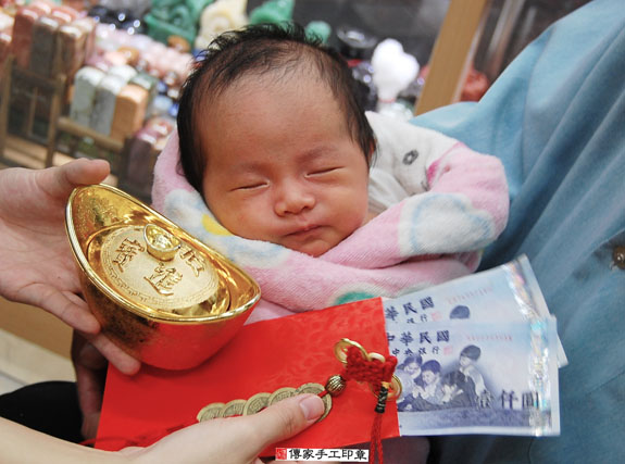 簡寶寶(新北永和區嬰兒寶寶滿月剃頭理髮、免費嬰兒剃胎毛儀式吉祥話)。中國風會場，爸媽寶貝免費穿「日中韓」古裝禮服。專業拍照、DVD光碟、證書。★購買「臍帶章、肚臍章、胎毛筆刷印章」贈送：剃頭、收涎、抓周，三選一。 2015.11.01 照片15