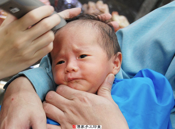 簡寶寶(新北永和區嬰兒寶寶滿月剃頭理髮、免費嬰兒剃胎毛儀式吉祥話)。中國風會場，爸媽寶貝免費穿「日中韓」古裝禮服。專業拍照、DVD光碟、證書。★購買「臍帶章、肚臍章、胎毛筆刷印章」贈送：剃頭、收涎、抓周，三選一。 2015.11.01 照片16