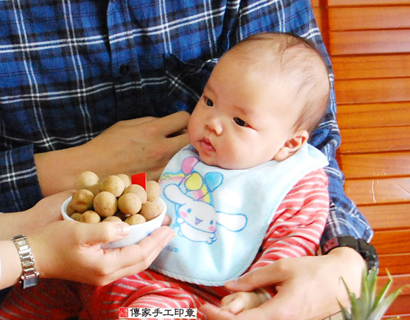 謝寶寶(新北永和區到府嬰兒寶寶滿月剃頭理髮、免費到府嬰兒剃胎毛儀式吉祥話)。到府剃頭剃胎毛主持、專業拍照、DVD光碟、證書。★購買「臍帶章、肚臍章、胎毛筆刷印章」贈送：剃頭、收涎、抓周，三選一。2015.04.13 照片6