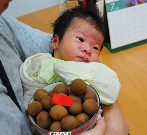 周寶寶(新北永和區嬰兒寶寶滿月剃頭理髮、免費嬰兒剃胎毛儀式吉祥話)。中國風會場，爸媽寶貝免費穿「日中韓」古裝禮服。專業拍照、DVD光碟、證書。★購買「臍帶章、肚臍章、胎毛筆刷印章」贈送：剃頭、收涎、抓周，三選一。 2015.06.24 照片7