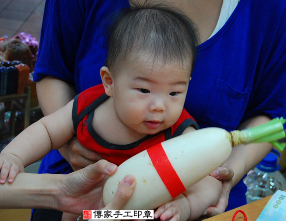 芝寶寶(新北永和區嬰兒寶寶滿月剃頭理髮、免費嬰兒剃胎毛儀式吉祥話)。中國風會場，爸媽寶貝免費穿「日中韓」古裝禮服。專業拍照、DVD光碟、證書。★購買「臍帶章、肚臍章、胎毛筆刷印章」贈送：剃頭、收涎、抓周，三選一。 2014.08.22 照片14