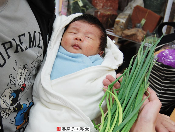 陳寶寶(新北永和區嬰兒寶寶滿月剃頭理髮、免費嬰兒剃胎毛儀式吉祥話)。中國風會場，爸媽寶貝免費穿「日中韓」古裝禮服。專業拍照、DVD光碟、證書。★購買「臍帶章、肚臍章、胎毛筆刷印章」贈送：剃頭、收涎、抓周，三選一。 2015.11.02 照片11