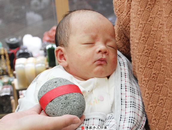 潘寶寶(新北永和區嬰兒寶寶滿月剃頭理髮、免費嬰兒剃胎毛儀式吉祥話)。中國風會場，爸媽寶貝免費穿「日中韓」古裝禮服。專業拍照、DVD光碟、證書。★購買「臍帶章、肚臍章、胎毛筆刷印章」贈送：剃頭、收涎、抓周，三選一。 2015.11.03 照片5