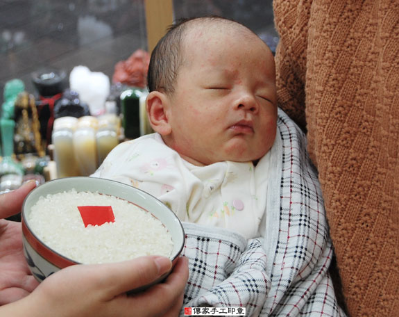潘寶寶(新北永和區嬰兒寶寶滿月剃頭理髮、免費嬰兒剃胎毛儀式吉祥話)。中國風會場，爸媽寶貝免費穿「日中韓」古裝禮服。專業拍照、DVD光碟、證書。★購買「臍帶章、肚臍章、胎毛筆刷印章」贈送：剃頭、收涎、抓周，三選一。 2015.11.03 照片6