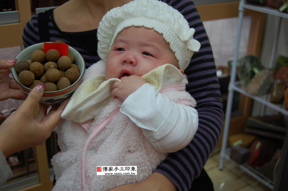 陳寶寶(新北市永和區嬰兒寶寶滿月剃頭理髮、免費嬰兒剃胎毛儀式吉祥話)。中國風會場，爸媽寶貝免費穿「日中韓」古裝禮服。專業拍照、DVD光碟、證書。★購買「臍帶章、肚臍章、胎毛筆刷印章」贈送：剃頭、收涎、抓周，三選一。  2014.03.03 照片7