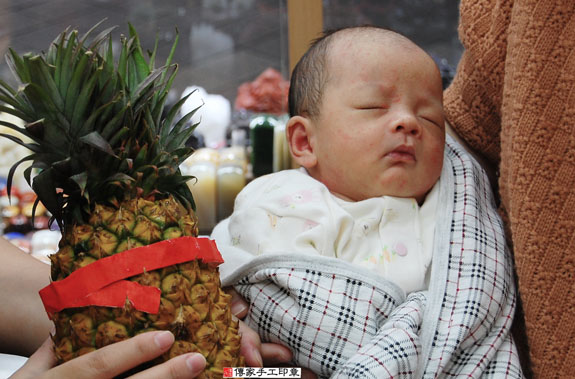 潘寶寶(新北永和區嬰兒寶寶滿月剃頭理髮、免費嬰兒剃胎毛儀式吉祥話)。中國風會場，爸媽寶貝免費穿「日中韓」古裝禮服。專業拍照、DVD光碟、證書。★購買「臍帶章、肚臍章、胎毛筆刷印章」贈送：剃頭、收涎、抓周，三選一。 2015.11.03 照片14