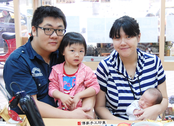 張寶寶(新北永和區嬰兒寶寶滿月剃頭理髮、免費嬰兒剃胎毛儀式吉祥話)。中國風會場，爸媽寶貝免費穿「日中韓」古裝禮服。專業拍照、DVD光碟、證書。★購買「臍帶章、肚臍章、胎毛筆刷印章」贈送：剃頭、收涎、抓周，三選一。 2015.11.08 照片2