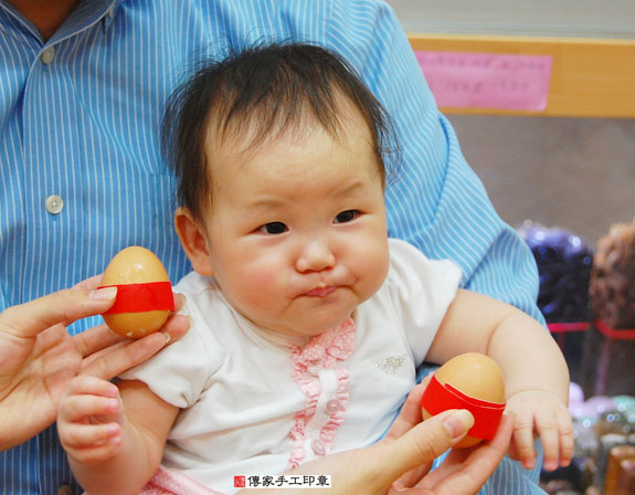 駱寶寶(新北永和區嬰兒寶寶滿月剃頭理髮、免費嬰兒剃胎毛儀式吉祥話)。中國風會場，爸媽寶貝免費穿「日中韓」古裝禮服。專業拍照、DVD光碟、證書。★購買「臍帶章、肚臍章、胎毛筆刷印章」贈送：剃頭、收涎、抓周，三選一。 2015.06.28 照片2