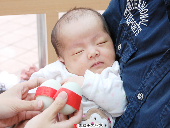 張寶寶(新北永和區嬰兒寶寶滿月剃頭理髮、免費嬰兒剃胎毛儀式吉祥話)。中國風會場，爸媽寶貝免費穿「日中韓」古裝禮服。專業拍照、DVD光碟、證書。★購買「臍帶章、肚臍章、胎毛筆刷印章」贈送：剃頭、收涎、抓周，三選一。 2015.11.08 照片4