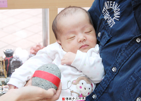 張寶寶(新北永和區嬰兒寶寶滿月剃頭理髮、免費嬰兒剃胎毛儀式吉祥話)。中國風會場，爸媽寶貝免費穿「日中韓」古裝禮服。專業拍照、DVD光碟、證書。★購買「臍帶章、肚臍章、胎毛筆刷印章」贈送：剃頭、收涎、抓周，三選一。 2015.11.08 照片5