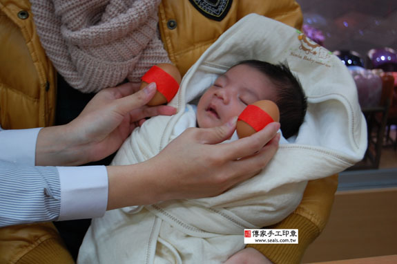 黃寶寶(新北市永和區嬰兒寶寶滿月剃頭理髮、免費嬰兒剃胎毛儀式吉祥話)。中國風會場，爸媽寶貝免費穿「日中韓」古裝禮服。專業拍照、DVD光碟、證書。★購買「臍帶章、肚臍章、胎毛筆刷印章」贈送：剃頭、收涎、抓周，三選一。 2014.03.14 照片3