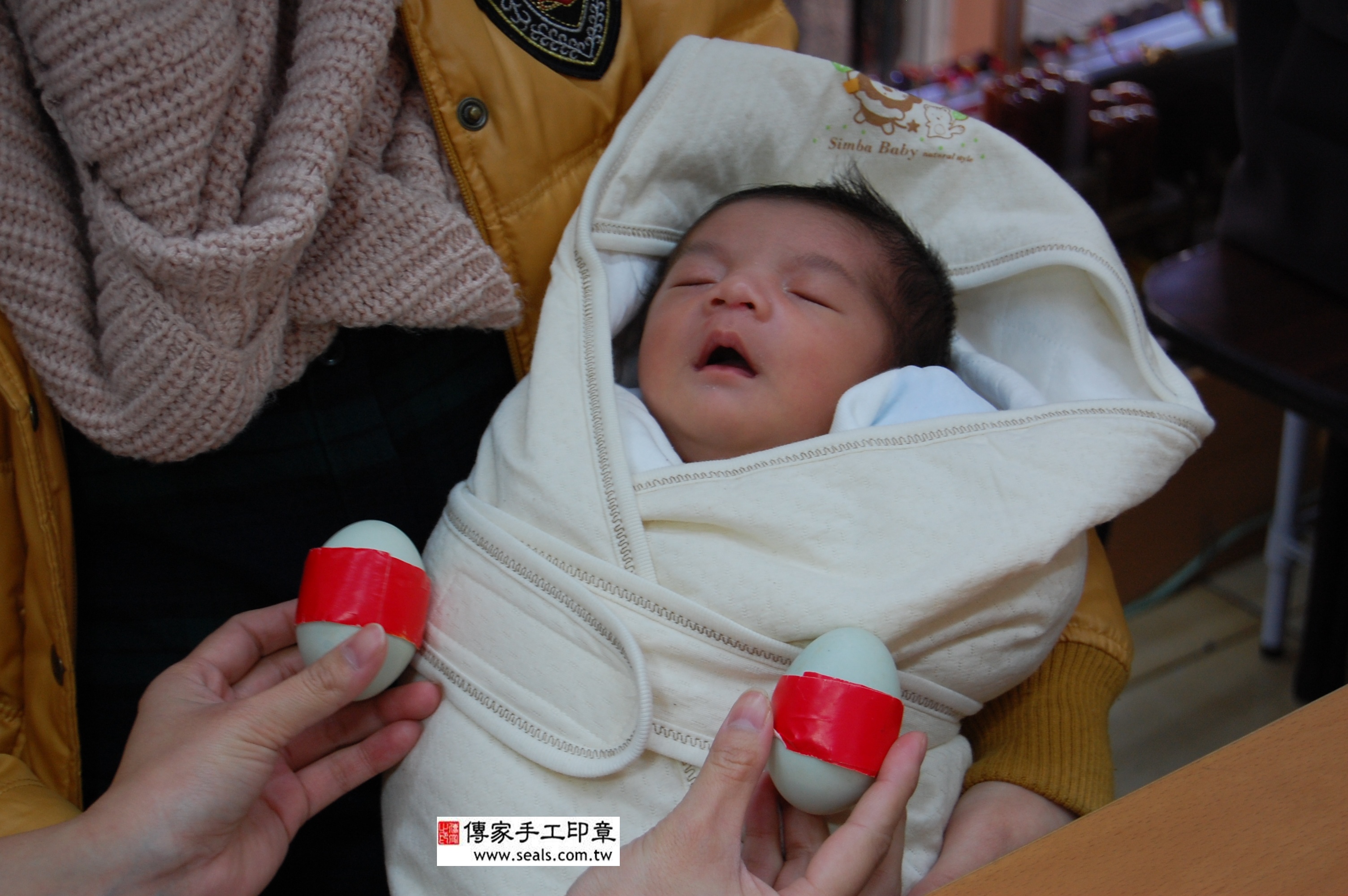 黃寶寶(新北市永和區嬰兒寶寶滿月剃頭理髮、免費嬰兒剃胎毛儀式吉祥話)。中國風會場，爸媽寶貝免費穿「日中韓」古裝禮服。專業拍照、DVD光碟、證書。★購買「臍帶章、肚臍章、胎毛筆刷印章」贈送：剃頭、收涎、抓周，三選一。 2014.03.14 照片4