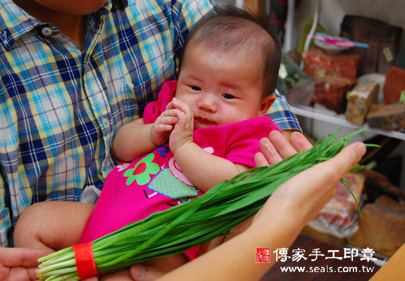 余寶寶(新北永和區嬰兒寶寶滿月剃頭理髮、免費嬰兒剃胎毛儀式吉祥話)。中國風會場，爸媽寶貝免費穿「日中韓」古裝禮服。專業拍照、DVD光碟、證書。★購買「臍帶章、肚臍章、胎毛筆刷印章」贈送：剃頭、收涎、抓周，三選一。 2015.08.23 照片10