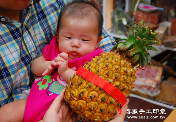 余寶寶(新北永和區嬰兒寶寶滿月剃頭理髮、免費嬰兒剃胎毛儀式吉祥話)。中國風會場，爸媽寶貝免費穿「日中韓」古裝禮服。專業拍照、DVD光碟、證書。★購買「臍帶章、肚臍章、胎毛筆刷印章」贈送：剃頭、收涎、抓周，三選一。 2015.08.23 照片14