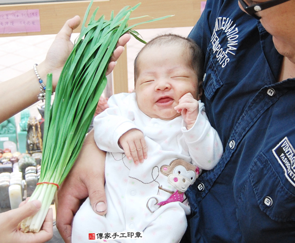 張寶寶(新北永和區嬰兒寶寶滿月剃頭理髮、免費嬰兒剃胎毛儀式吉祥話)。中國風會場，爸媽寶貝免費穿「日中韓」古裝禮服。專業拍照、DVD光碟、證書。★購買「臍帶章、肚臍章、胎毛筆刷印章」贈送：剃頭、收涎、抓周，三選一。 2015.11.08 照片10