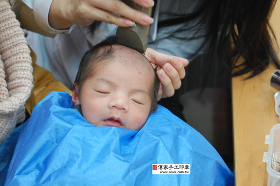 黃寶寶(新北市永和區嬰兒寶寶滿月剃頭理髮、免費嬰兒剃胎毛儀式吉祥話)。中國風會場，爸媽寶貝免費穿「日中韓」古裝禮服。專業拍照、DVD光碟、證書。★購買「臍帶章、肚臍章、胎毛筆刷印章」贈送：剃頭、收涎、抓周，三選一。 2014.03.14 照片15