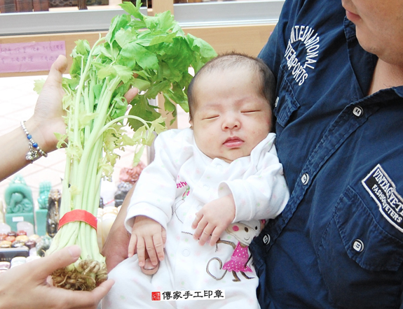 張寶寶(新北永和區嬰兒寶寶滿月剃頭理髮、免費嬰兒剃胎毛儀式吉祥話)。中國風會場，爸媽寶貝免費穿「日中韓」古裝禮服。專業拍照、DVD光碟、證書。★購買「臍帶章、肚臍章、胎毛筆刷印章」贈送：剃頭、收涎、抓周，三選一。 2015.11.08 照片11