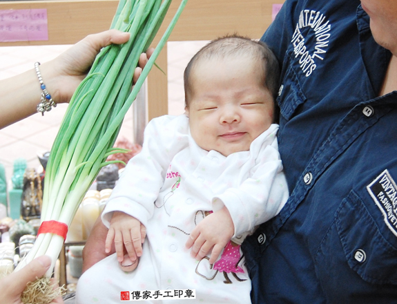 張寶寶(新北永和區嬰兒寶寶滿月剃頭理髮、免費嬰兒剃胎毛儀式吉祥話)。中國風會場，爸媽寶貝免費穿「日中韓」古裝禮服。專業拍照、DVD光碟、證書。★購買「臍帶章、肚臍章、胎毛筆刷印章」贈送：剃頭、收涎、抓周，三選一。 2015.11.08 照片12