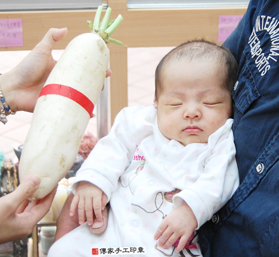 張寶寶(新北永和區嬰兒寶寶滿月剃頭理髮、免費嬰兒剃胎毛儀式吉祥話)。中國風會場，爸媽寶貝免費穿「日中韓」古裝禮服。專業拍照、DVD光碟、證書。★購買「臍帶章、肚臍章、胎毛筆刷印章」贈送：剃頭、收涎、抓周，三選一。 2015.11.08 照片13