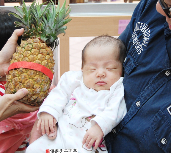 張寶寶(新北永和區嬰兒寶寶滿月剃頭理髮、免費嬰兒剃胎毛儀式吉祥話)。中國風會場，爸媽寶貝免費穿「日中韓」古裝禮服。專業拍照、DVD光碟、證書。★購買「臍帶章、肚臍章、胎毛筆刷印章」贈送：剃頭、收涎、抓周，三選一。 2015.11.08 照片14