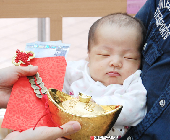 張寶寶(新北永和區嬰兒寶寶滿月剃頭理髮、免費嬰兒剃胎毛儀式吉祥話)。中國風會場，爸媽寶貝免費穿「日中韓」古裝禮服。專業拍照、DVD光碟、證書。★購買「臍帶章、肚臍章、胎毛筆刷印章」贈送：剃頭、收涎、抓周，三選一。 2015.11.08 照片15