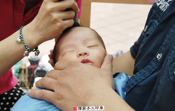 張寶寶(新北永和區嬰兒寶寶滿月剃頭理髮、免費嬰兒剃胎毛儀式吉祥話)。中國風會場，爸媽寶貝免費穿「日中韓」古裝禮服。專業拍照、DVD光碟、證書。★購買「臍帶章、肚臍章、胎毛筆刷印章」贈送：剃頭、收涎、抓周，三選一。 2015.11.08 照片16