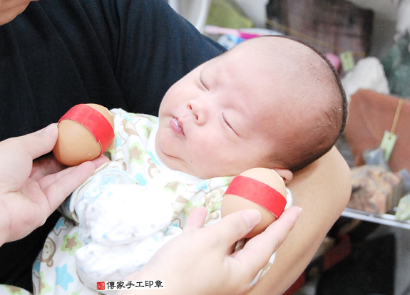田寶寶(新北永和區嬰兒寶寶滿月剃頭理髮、免費嬰兒剃胎毛儀式吉祥話)。中國風會場，爸媽寶貝免費穿「日中韓」古裝禮服。專業拍照、DVD光碟、證書。★購買「臍帶章、肚臍章、胎毛筆刷印章」贈送：剃頭、收涎、抓周，三選一。 2015.11.10 照片2