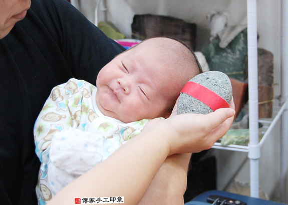 田寶寶(新北永和區嬰兒寶寶滿月剃頭理髮、免費嬰兒剃胎毛儀式吉祥話)。中國風會場，爸媽寶貝免費穿「日中韓」古裝禮服。專業拍照、DVD光碟、證書。★購買「臍帶章、肚臍章、胎毛筆刷印章」贈送：剃頭、收涎、抓周，三選一。 2015.11.10 照片4