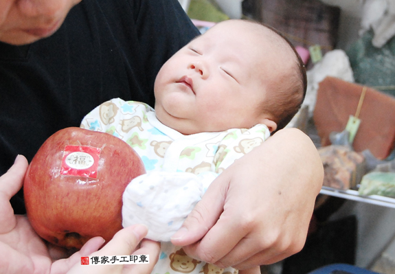 田寶寶(新北永和區嬰兒寶寶滿月剃頭理髮、免費嬰兒剃胎毛儀式吉祥話)。中國風會場，爸媽寶貝免費穿「日中韓」古裝禮服。專業拍照、DVD光碟、證書。★購買「臍帶章、肚臍章、胎毛筆刷印章」贈送：剃頭、收涎、抓周，三選一。 2015.11.10 照片7
