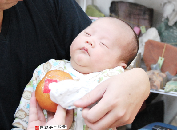 田寶寶(新北永和區嬰兒寶寶滿月剃頭理髮、免費嬰兒剃胎毛儀式吉祥話)。中國風會場，爸媽寶貝免費穿「日中韓」古裝禮服。專業拍照、DVD光碟、證書。★購買「臍帶章、肚臍章、胎毛筆刷印章」贈送：剃頭、收涎、抓周，三選一。 2015.11.10 照片8