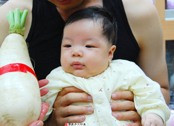 周寶寶(新北永和區嬰兒寶寶滿月剃頭理髮、免費嬰兒剃胎毛儀式吉祥話)。中國風會場，爸媽寶貝免費穿「日中韓」古裝禮服。專業拍照、DVD光碟、證書。★購買「臍帶章、肚臍章、胎毛筆刷印章」贈送：剃頭、收涎、抓周，三選一。 2015.04.18 照片12