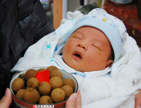 寸寶寶(新北永和區嬰兒寶寶滿月剃頭理髮、免費嬰兒剃胎毛儀式吉祥話)。中國風會場，爸媽寶貝免費穿「日中韓」古裝禮服。專業拍照、DVD光碟、證書。★購買「臍帶章、肚臍章、胎毛筆刷印章」贈送：剃頭、收涎、抓周，三選一。 2015.02.07 照片7