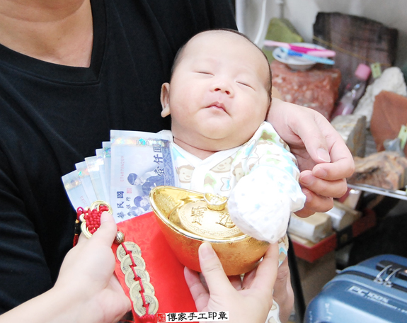 田寶寶(新北永和區嬰兒寶寶滿月剃頭理髮、免費嬰兒剃胎毛儀式吉祥話)。中國風會場，爸媽寶貝免費穿「日中韓」古裝禮服。專業拍照、DVD光碟、證書。★購買「臍帶章、肚臍章、胎毛筆刷印章」贈送：剃頭、收涎、抓周，三選一。 2015.11.10 照片14