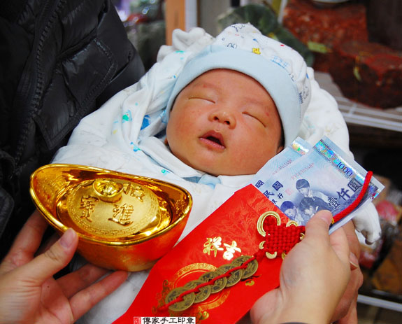 寸寶寶(新北永和區嬰兒寶寶滿月剃頭理髮、免費嬰兒剃胎毛儀式吉祥話)。中國風會場，爸媽寶貝免費穿「日中韓」古裝禮服。專業拍照、DVD光碟、證書。★購買「臍帶章、肚臍章、胎毛筆刷印章」贈送：剃頭、收涎、抓周，三選一。 2015.02.07 照片14