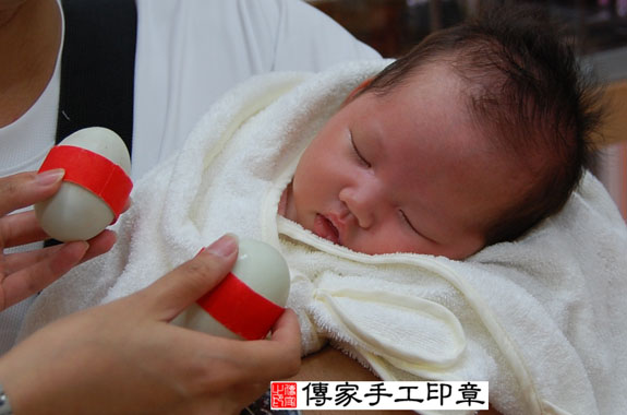 趙寶寶(新北永和區嬰兒寶寶滿月剃頭理髮、免費嬰兒剃胎毛儀式吉祥話)。中國風會場，爸媽寶貝免費穿「日中韓」古裝禮服。專業拍照、DVD光碟、證書。★購買「臍帶章、肚臍章、胎毛筆刷印章」贈送：剃頭、收涎、抓周，三選一。 2014.09.18 照片4