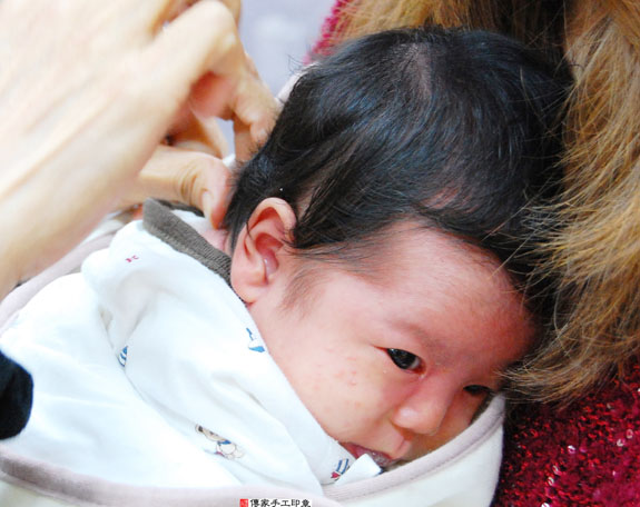 洪寶寶(新北永和區嬰兒寶寶滿月剃頭理髮、免費嬰兒剃胎毛儀式吉祥話)。中國風會場，爸媽寶貝免費穿「日中韓」古裝禮服。專業拍照、DVD光碟、證書。★購買「臍帶章、肚臍章、胎毛筆刷印章」贈送：剃頭、收涎、抓周，三選一。 2015.04.21 照片15