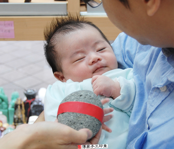 吳寶寶(新北永和區嬰兒寶寶滿月剃頭理髮、免費嬰兒剃胎毛儀式吉祥話)。中國風會場，爸媽寶貝免費穿「日中韓」古裝禮服。專業拍照、DVD光碟、證書。★購買「臍帶章、肚臍章、胎毛筆刷印章」贈送：剃頭、收涎、抓周，三選一。 2015.11.15 照片5