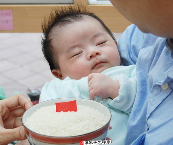 吳寶寶(新北永和區嬰兒寶寶滿月剃頭理髮、免費嬰兒剃胎毛儀式吉祥話)。中國風會場，爸媽寶貝免費穿「日中韓」古裝禮服。專業拍照、DVD光碟、證書。★購買「臍帶章、肚臍章、胎毛筆刷印章」贈送：剃頭、收涎、抓周，三選一。 2015.11.15 照片6
