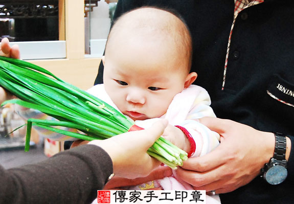 葉寶寶(新北永和區嬰兒寶寶滿月剃頭理髮、免費嬰兒剃胎毛儀式吉祥話)。中國風會場，爸媽寶貝免費穿「日中韓」古裝禮服。專業拍照、DVD光碟、證書。★購買「臍帶章、肚臍章、胎毛筆刷印章」贈送：剃頭、收涎、抓周，三選一。 2014.11.21 照片13